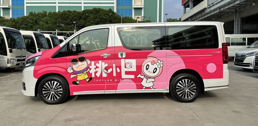 桃小巴車輛側面：白色車身、桃紅色彩繪，車側有「桃小巴」字樣與吉祥物